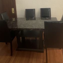 Dining Table with 6 Chairs – Used but Excellent Condition