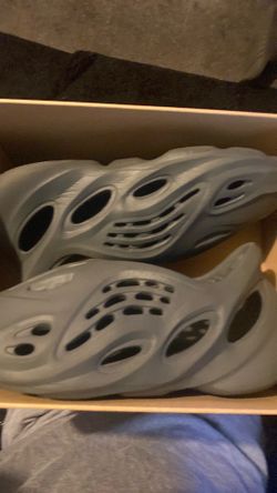 Black Yeezy foam runners size 9