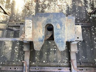 Husky Fifth Wheel Hitch And Mount Bar