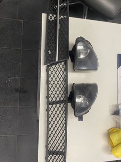 Bmw 2011 528i front right and left fog lights bottom grills, only missing driver side