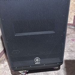 Yamaha DXS15” Powered Subwoofer 