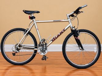 Gorgeous GIANT Mountain Bike | RockShox | Loaded | Ready to Roll!
