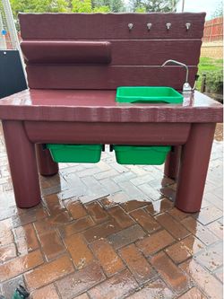 Mud kitchen and table