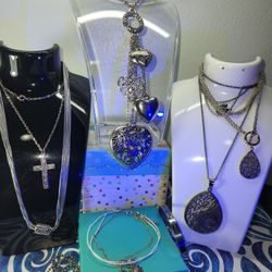 #1598, LOT OF SILVER TONE VINTAG JEWELRY.
