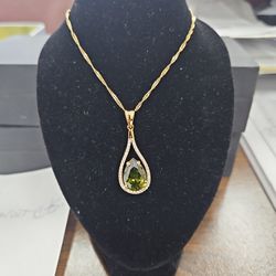 18kt Gold Pendant Set With 2cts. Green Peridot  And Diamonds