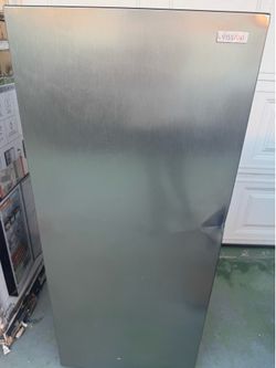 Nuevo pequeño refigerador o freezer con pequeño golpes