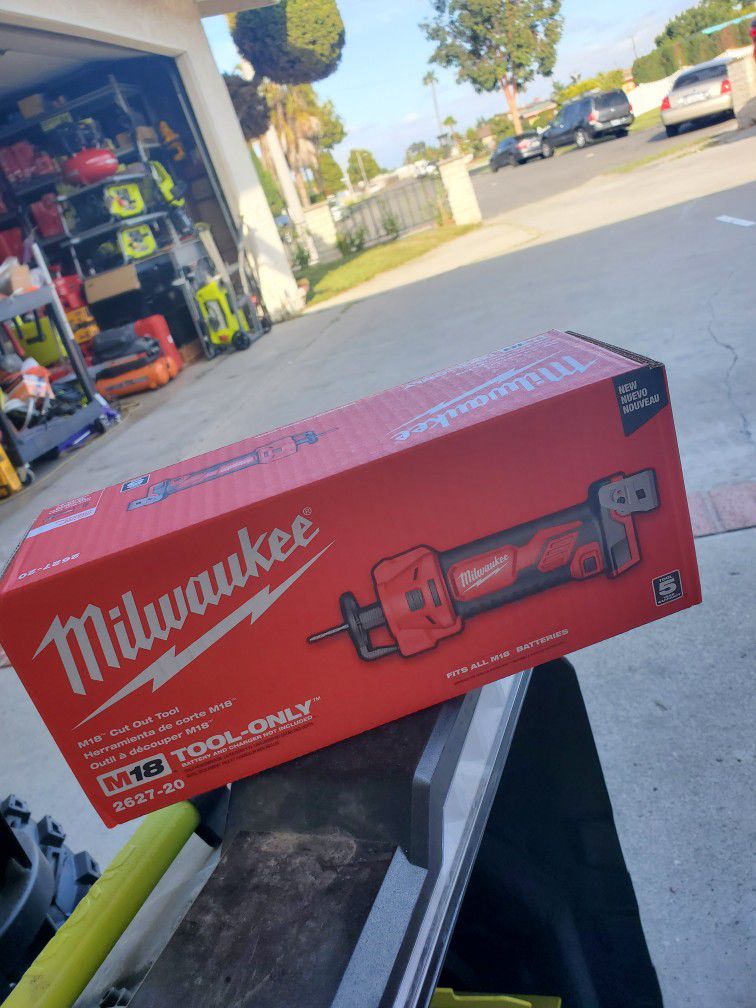Milwaukee

M18 18V Lithium-Ion Cordless Drywall Cut Out Rotary Tool (Tool-Only)


