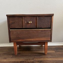 Genuine 1950s Mid Century Modern Walnut Nightstand 2 Drawer End Side Table 