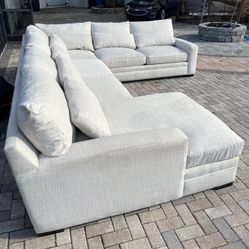 Seccional Winston de 4 piezas con chaise longue.Perfect condition. I can deliver for an additional cost. Dimensions: 151” wide x 120” deep x 40” high.