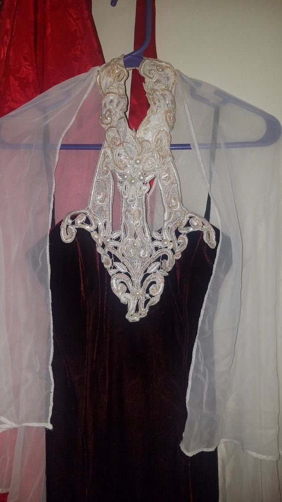Suave burgundy long dress with white shoulder cover. Very beautiful stretches