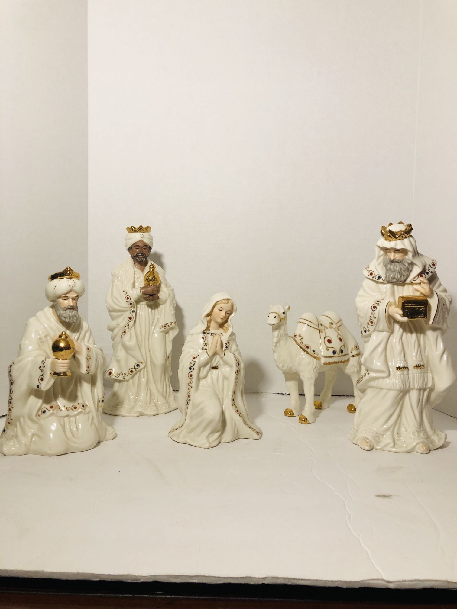 Bonton Jade Porcelain 5 Pc Nativity Set