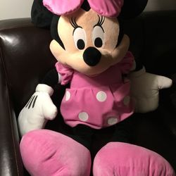 Plush Minnie Mouse (4’)