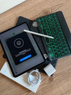 Apple iPad Pro 11 (2nd Generation/ Face ID) 128GB WiFi + cellular unlocked  With  Keyboard and Pencil