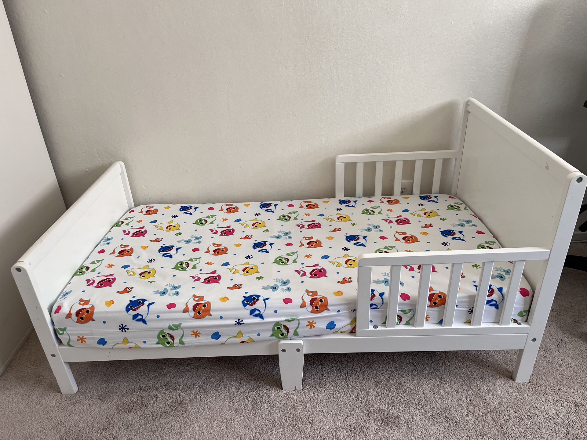 Bennett Wood Toddler Bed & Mattresss