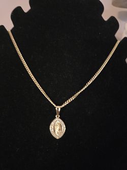 Medalla con cadena cortita de oro laminado