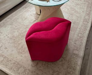 LIP OTTOMAN/DECOR $100 OBO NEED GONE ASAP