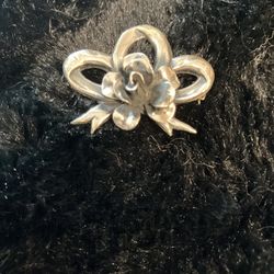 1910 Sterling silver bow pin/brooch...