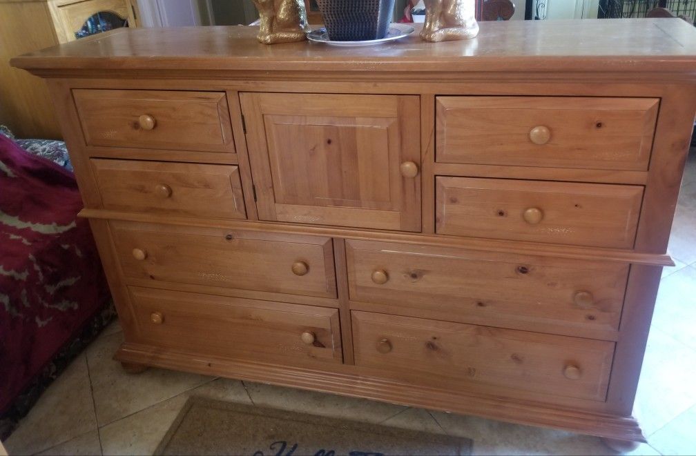Genuine Broyhill Fontana, Dresser with 9 Spacious Extra Large Drawers