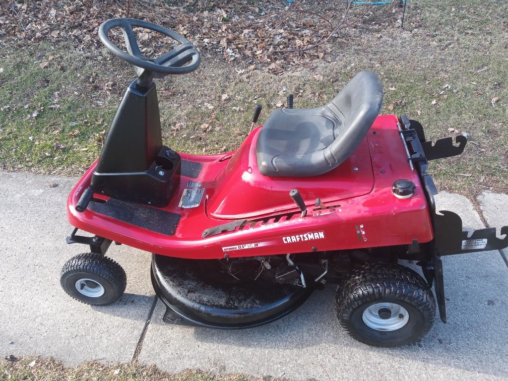 13.5 hp 30 inc Deck excellent condition new battery it's automatic transmission