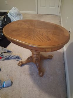🚨 MUST GO TODAY: Vintage Solid Wood Pedestal Table 🚨