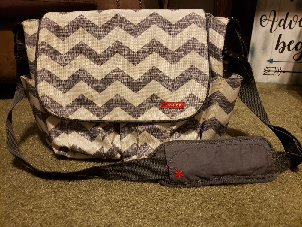 SKIP HOP Messenger Style Diaper Bag