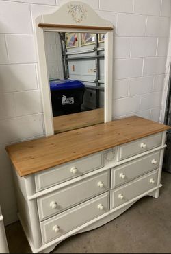 Dresser With Mirror 