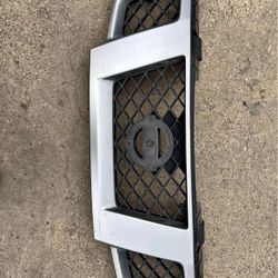 2009-2019 Nissan Frontier Grille Oem 