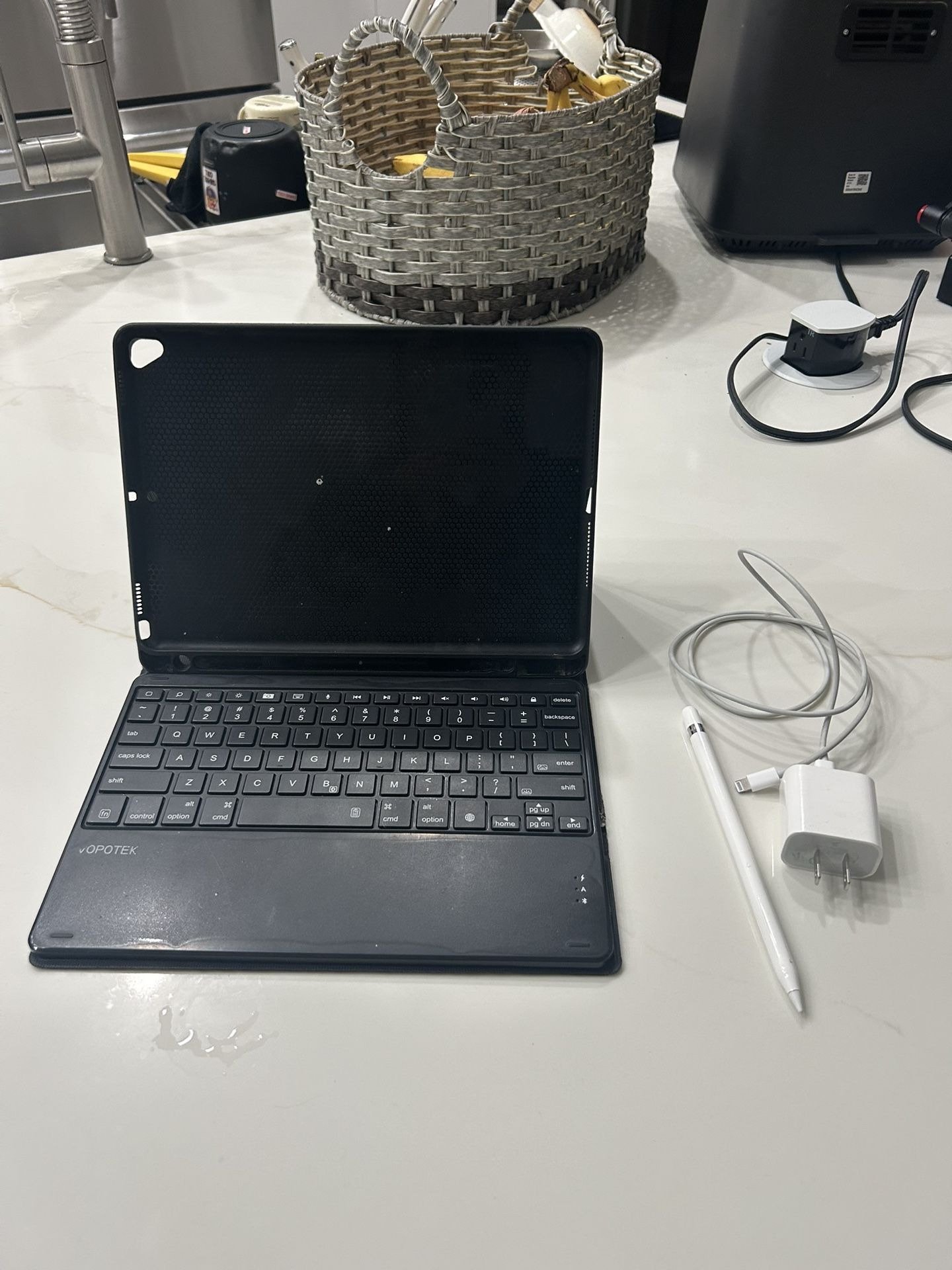 iPad 9th Generation With Apple Pencil And Charger And Case