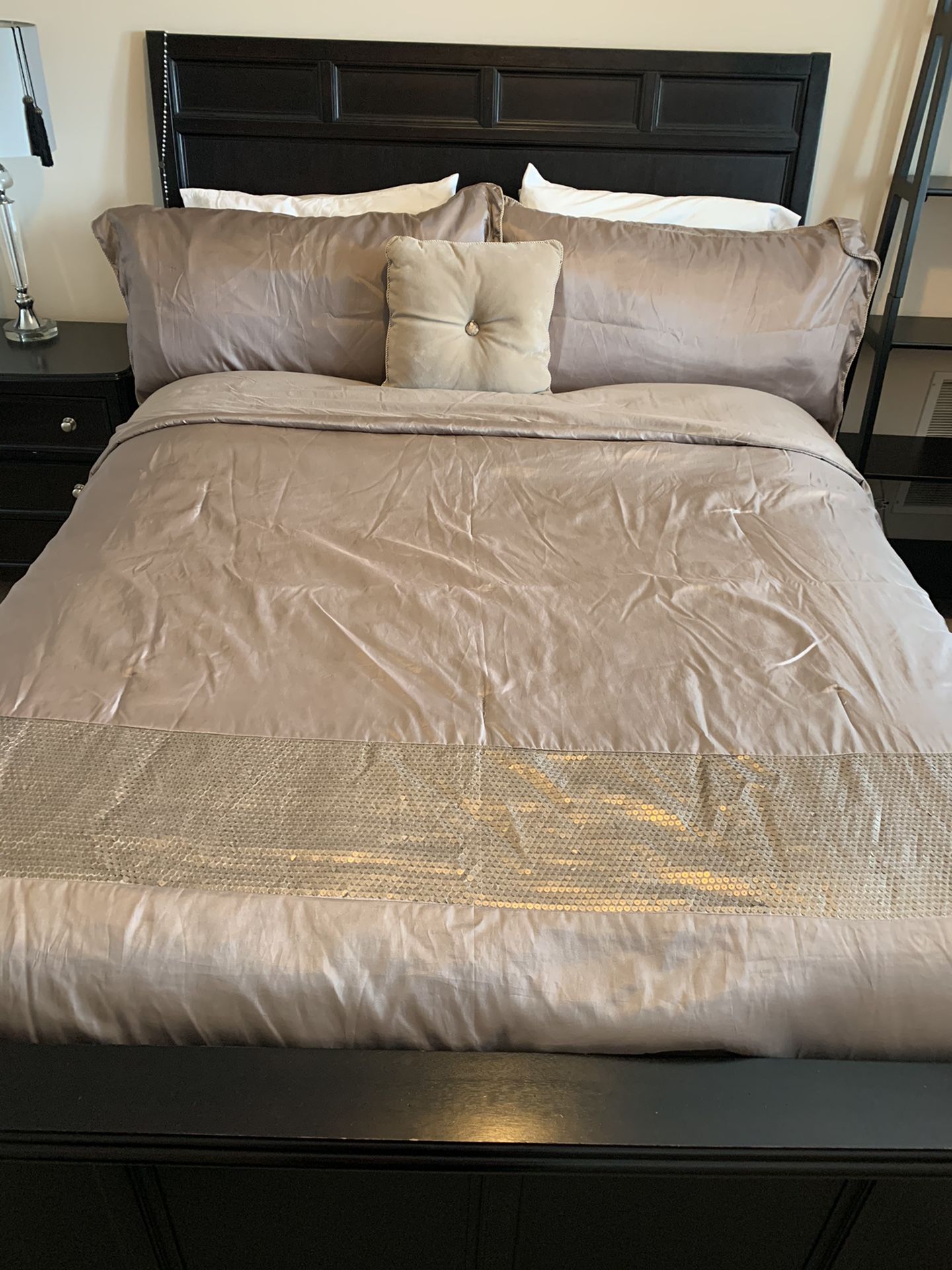 KING SIZE SEQUIN COMFORTER, 2 SHAMS. ACCENT PILLOW