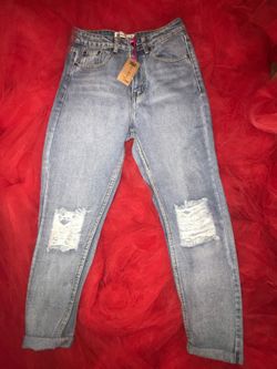 Brand new women’s distressed jeans size 4