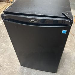 Danby 4.4 Cubic Feet Black Compact Mini Dorm Refrigerator Fridge DAR044A4BDD