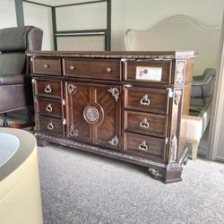 Elegante Dresser Nuevo Precio Regular $1200 Al $70% Descuento $,180