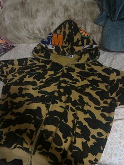 BAPE HOODIE 🦍