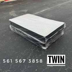 Twin Size Mattress and Box Spring // Delivery Available 🚛