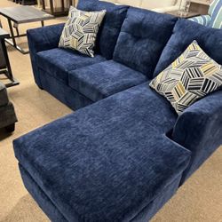 Stylish Reversing Chaise Sectional!