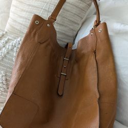 100% genuine Real leather Argentina brand  tote bag in Color camel Brown (current price $429)
Lightweight and roomy 
Has keychain holder
laptop ,etc E