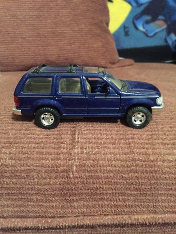 1997 Ford Explorer xlt die cast metal truck