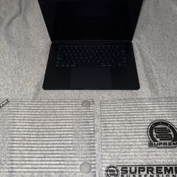 15-inch MacBook Air M2 (2023) – Midnight – 256GB – used a couple time