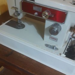 1970 Vintage Electric Sewing 🧵🪡 Machine With Case