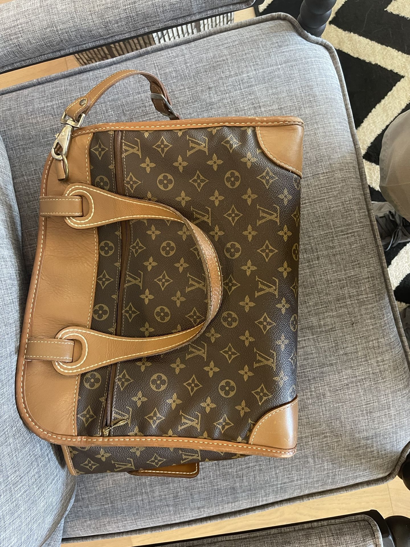 Rare Louis Vuitton (French Co.) Makeup/overnight Bag Lined