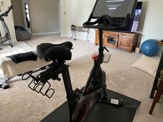 2021 Peloton Bike 3rd Gen Very Good Condition 51-200 Rides - Palm Valley, FL