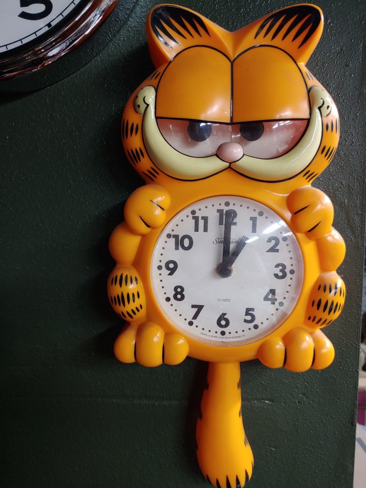 Battery operated Garfield clock 1980s in excellent condition