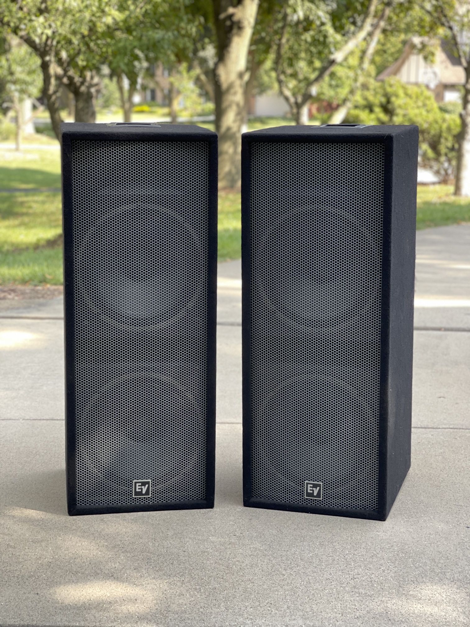 ElectroVoice Force i25 2-Way PA Speaker (600 Watts, 2x15 in.)
