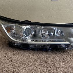 Factory OEM 2017-2019 Toyota Highlander Right Passenger Side Halogen Headlight 