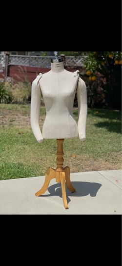 Mannequin with arms