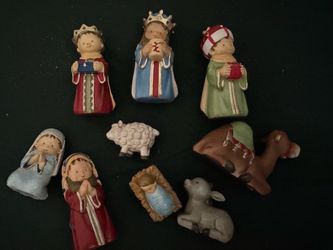 Nativity set Christmas 🌲✨ 4 inches tall.