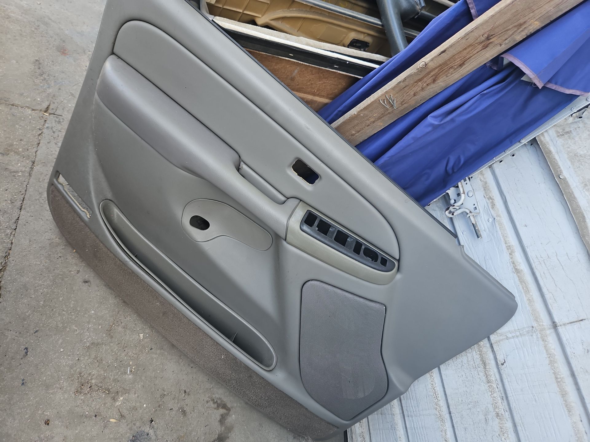 GM driver doorpanel 2003 available