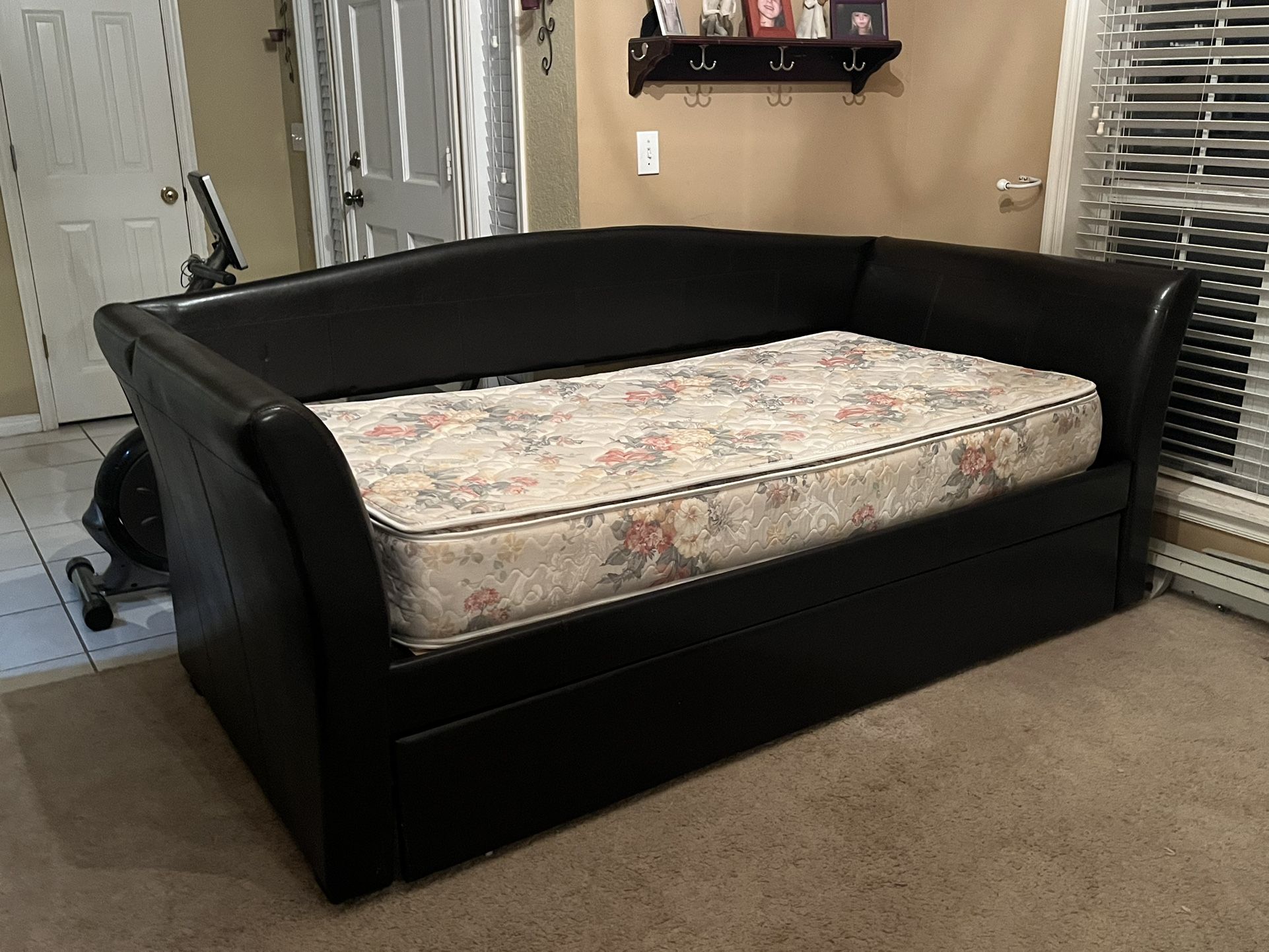 Vinyl Leather Trundle Day Bed