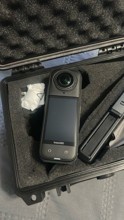 Insta 360 x5 w/ car mount, 2 batteries & dual charger