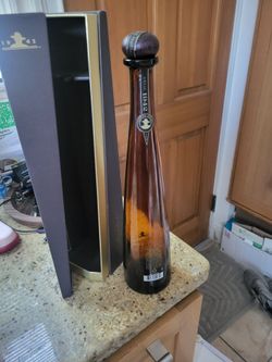 Don Julio 1942 Añejo bottle and box